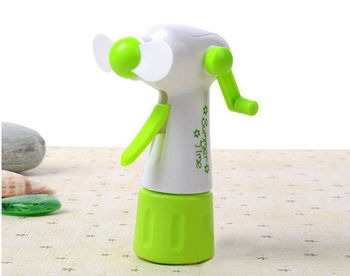 綠色降溫新奇物 批發環保噴霧制冷手搖噴水小風扇，創意便攜與清涼的完美融合